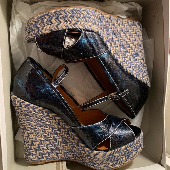 Shoe - Picture 2 of 7